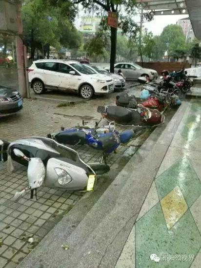 整排电动车倒在地上。