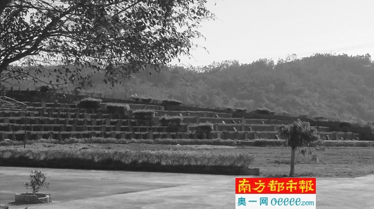 牵出“坟爷”事件的潭西安福公益性墓园至今尚未完工,部分石碑随意倒在土丘上。