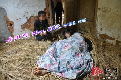 岳阳县新开镇车塘村一间破旧房间内,陈殷勤躺在厚厚的稻草堆里。