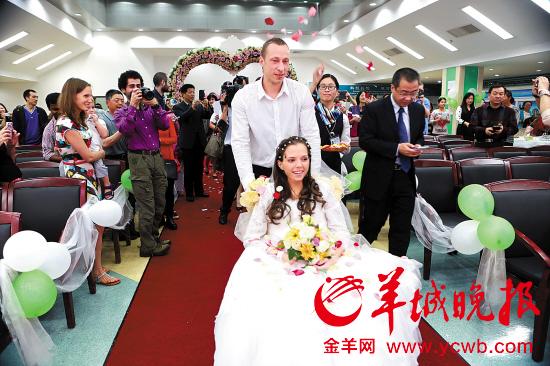 这对俄罗斯恋人在广州的医院会议室里举办了温馨的婚礼(医院供图)