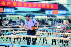 昨日,广州银河园,前来拜祭的市民比正清日少了很多,许多拜祭台闲置。