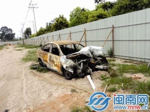 事故车辆被烧得面目全非
