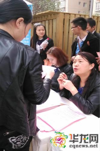 在现场,70余家企业提供了2000多个岗位,不少市民前来咨询。实习记者 王奕懿 摄
