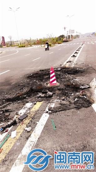 30多米的中间护栏被撞毁，残留一地焦黑