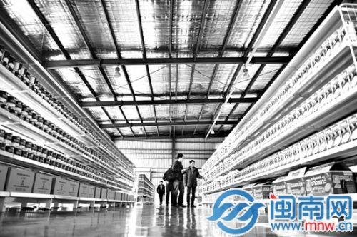 自貿試驗區里的進口商品展示直銷中心,吸引了不少市民