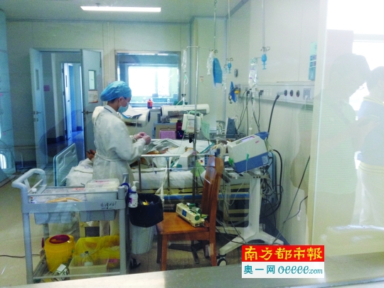 昨天中午,捡垃圾老头鲁代成还在医院重症室里抢救。
