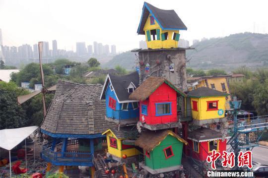 图为有巴渝地区吊脚楼风格的“树屋”。戴璐 摄
