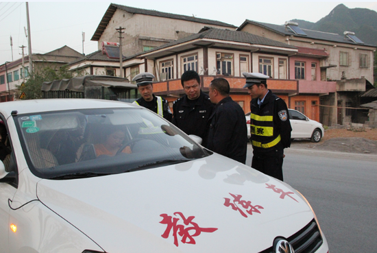 绥阳县严打黑陪驾 6私家车借机赚钱被查
