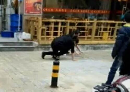 南通一美发店疑体罚员工 逼其当街学狗爬(图)