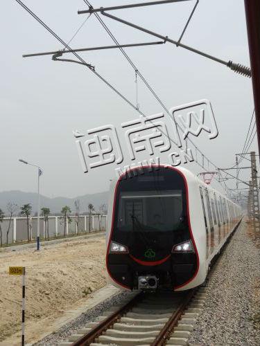 福建造福州首列地铁列车上线调试