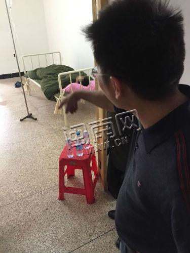 正在打点滴的小冬，停止了躁动，在床上睡觉