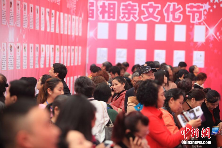 圖為父母撐起相親大會(huì)“半邊天”。 吳延 攝