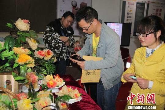 73岁老人用山东煎饼做出多盆牡丹花以假乱真(图)