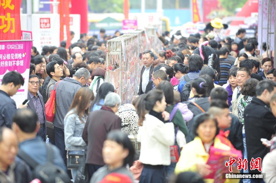 图为当地数万市民参加相亲大会。 王康明 摄