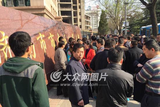 不少关心“专车第一案”案情的人在济南市市中区人民法院门口观望。