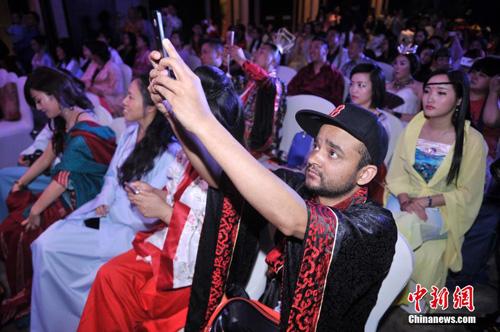 重庆古装主题趴玩穿越 男生爱扮皇帝女生喜欢