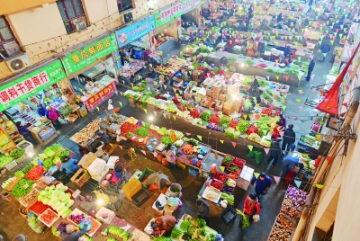 市民在长沙市开福区毛家桥星火生鲜批发市场选购新鲜蔬菜。记者 李健 摄（资料图片）