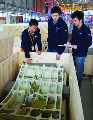 C919首架机舱门运抵浦东基地
