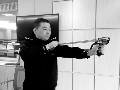 男子开奥迪射弹弓连伤7车 被抓后称有车跟踪