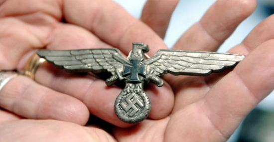 波兰渔民捕巨型鲇鱼 腹内发现纳粹军官遗体