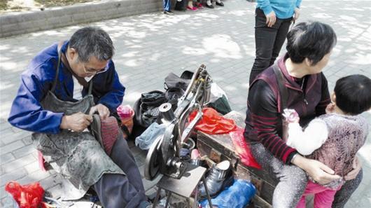 黄石聋哑老汉靠补鞋维持生计 23年如一日(图)_新浪湖北_新浪网