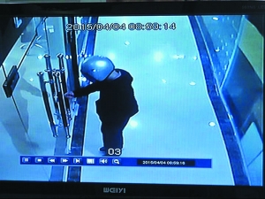 珠宝公司监控视频记录下“大盗”拿着钥匙和遥控器进入公司。视频截图