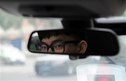 成都一男子开着宝马5系当专车司机