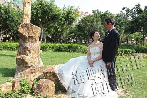 王纯珍与许木魁四目相对,目光中满是深情