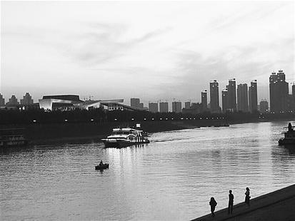 图为:昨日首航夜景 (通讯员史忠树摄)