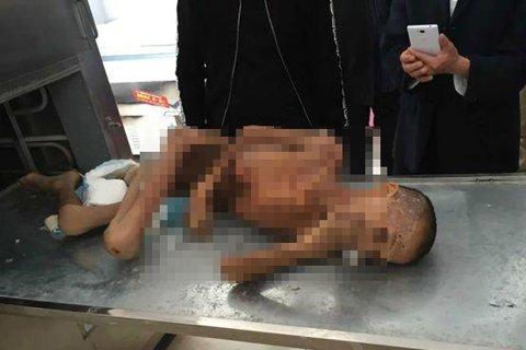 家长在殡仪馆辨认尸体。图片来自网络