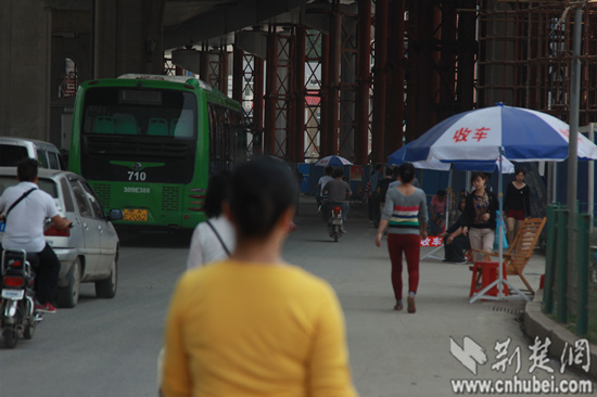 武汉汉西二手车市场中介扎堆 街边收车阻碍交