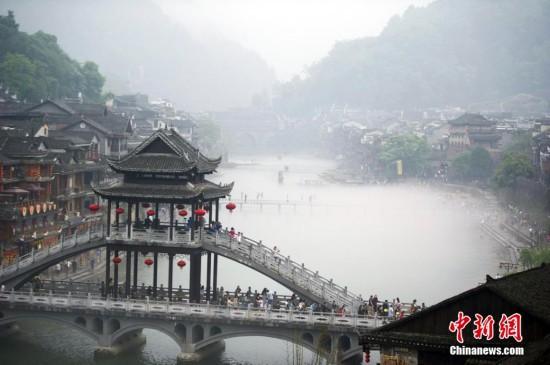湖南凤凰古城现烟雨美景 游客置身于“仙境”