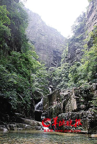 乳源大峡谷景区内峭壁高耸,山石嶙峋(韶关日报供图)