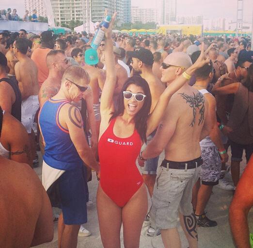 注意到上图美女手中拿的瓶子了嘛?就是我今天推荐的品牌:Miami Beach迈阿密海滩