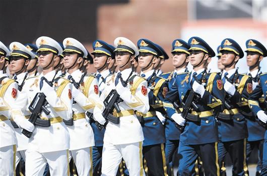 解放军三军仪仗队亮相俄红场阅兵 平均身高1.