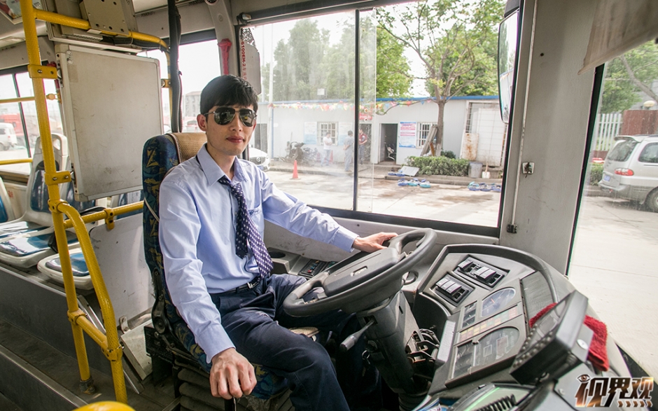 探秘武汉土豪公交线 拆迁户被赞男神司机(组图