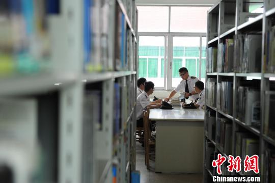 4人空閑時間泡圖書館鞏固學(xué)習(xí)　張暢　攝
