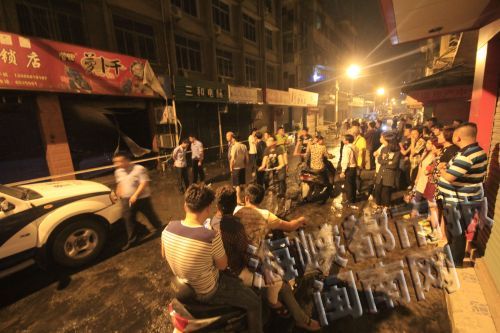 火灭后,现场还有不少人围观