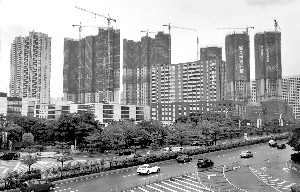 佛山主干道两边建起了很多连排的住宅高楼。