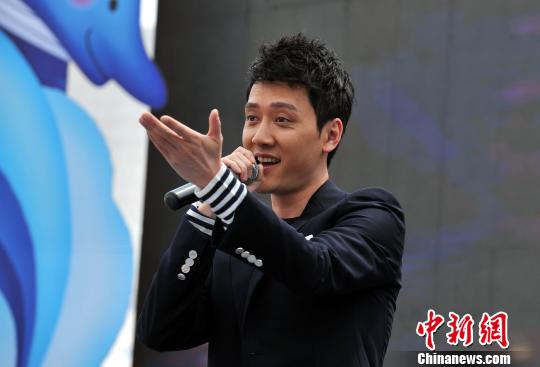 图为冯绍峰在倾情献唱。 刘占昆 摄图为冯绍峰在倾情献唱。 刘占昆 摄
