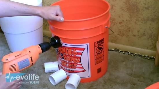 穷人的孩子早当家 买不起空调就自己做一个吧