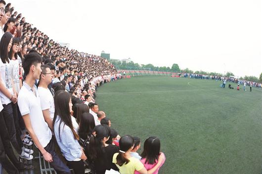 武昌理工学院3600余名学生拍千人毕业照(图)
