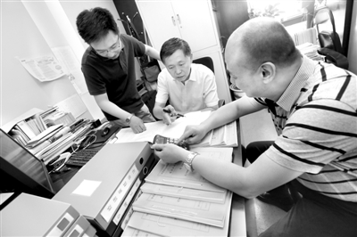 今年前四个月,北京市各级纪检监察机关已查处“小官贪腐”112人。图为5月18日,该市西城区纪委工作人员正在审阅相关卷宗。齐欣 摄