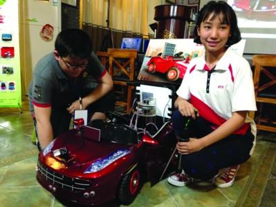合肥两中学生发明太阳能环保智能车 可自动充