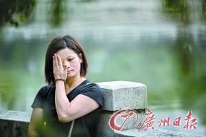 李妈妈站在涌边哀恸不已。