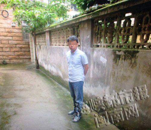 李某昨指认了5条他作案的小巷