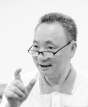 华师附中中学语文特级教师邹寿元在回答提问。