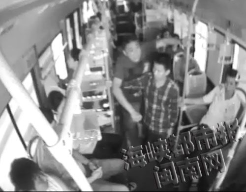 醉酒男欲冲到欧阳师傅旁，被其同伴阻挡（监控录像截图）