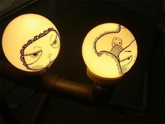 5。在灯泡上创作吧，会在你的空间里投下有趣又甜美的影子。