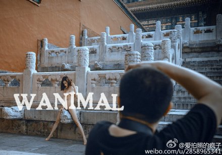 摄影师在故宫博物院内拍摄人体艺术照
